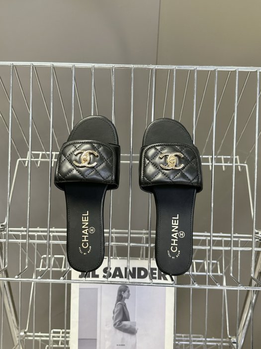 Шлепанцы женские фото 6