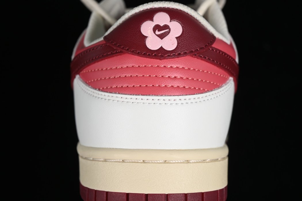 Sneakers Dunk Low GS Valentine's Day фото 11