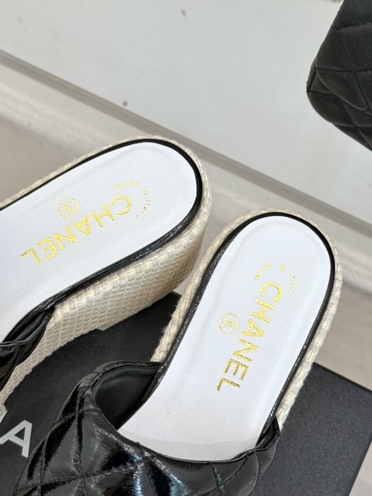 Шлепанцы женские фото 8