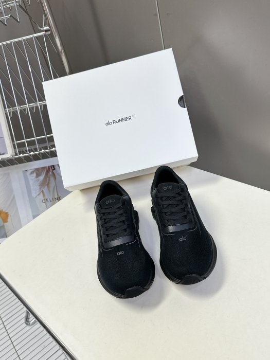 Кросівки жіночі