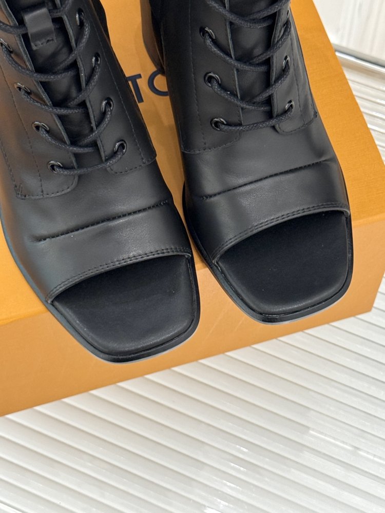 Ботинки женские фото 7