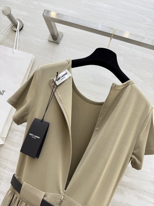 Платье средней длины с короткими рукавами и поясом фото 8