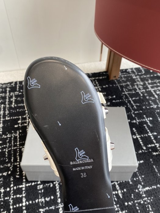 Шлепанцы женские фото 9