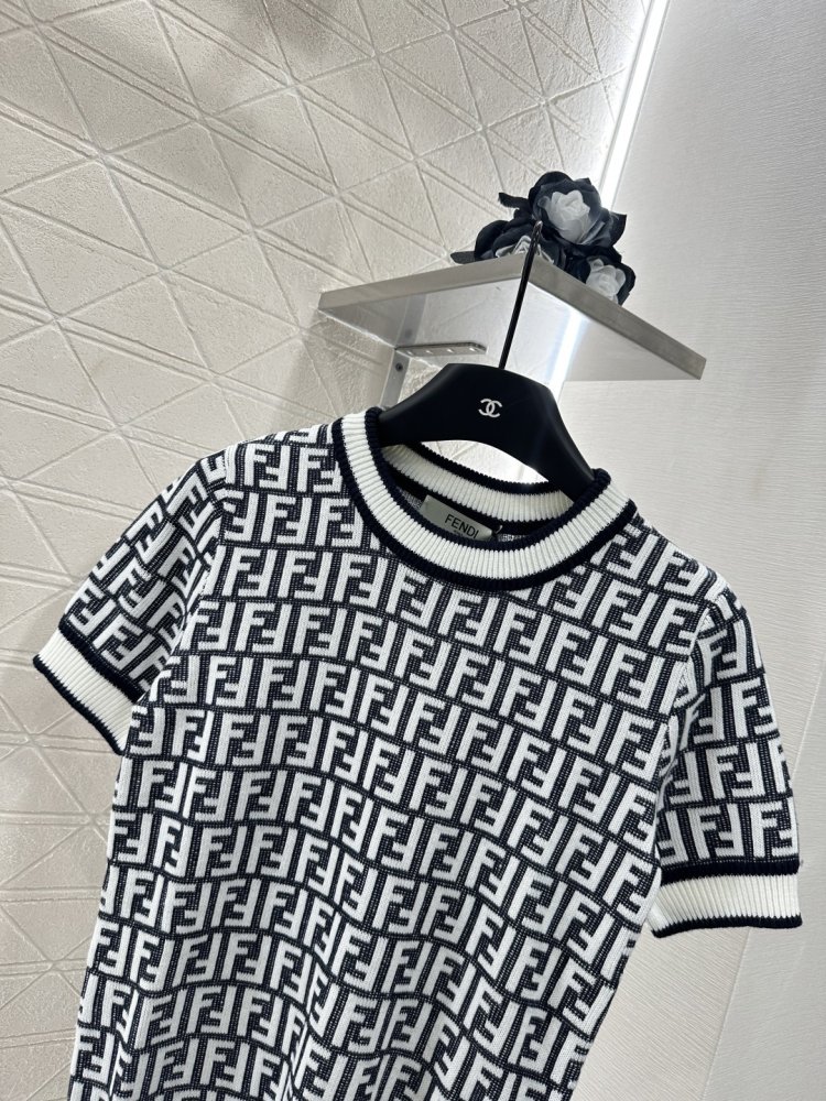 T-shirt women's фото 4