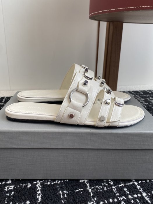 Шлепанцы женские фото 2