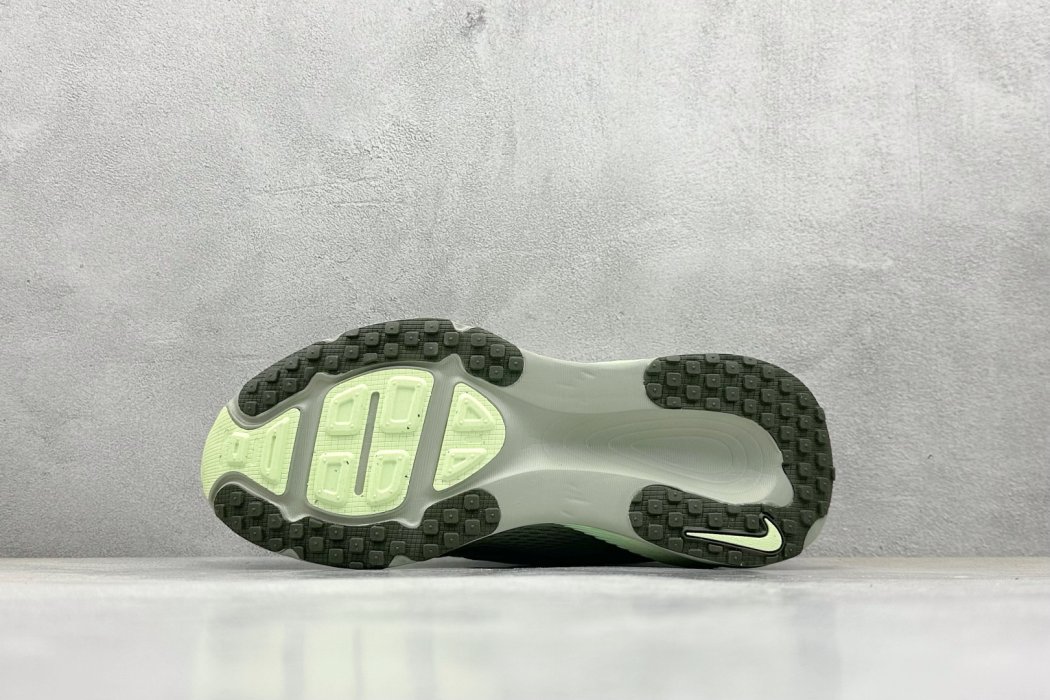 Кроссовки Zoom VOMERO 18 фото 4