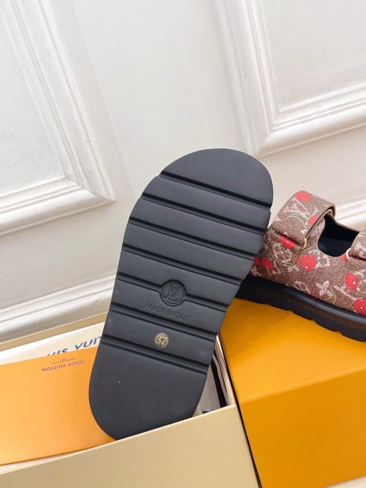 Шльопанці жіночі фото 9