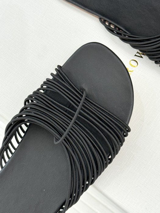 Шлепанцы женские фото 7