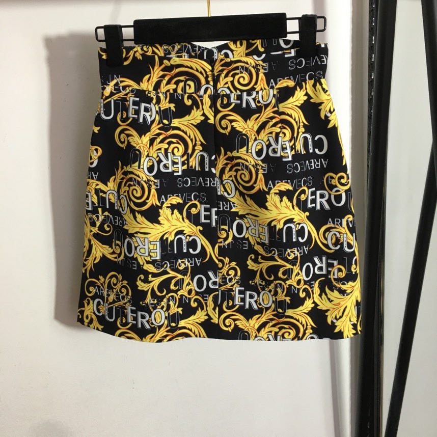 Short skirt from high waist and print фото 2