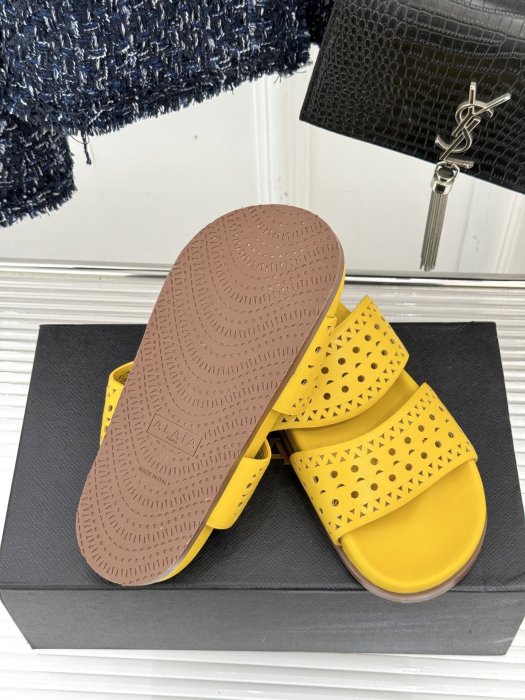 Шлепанцы женские фото 9