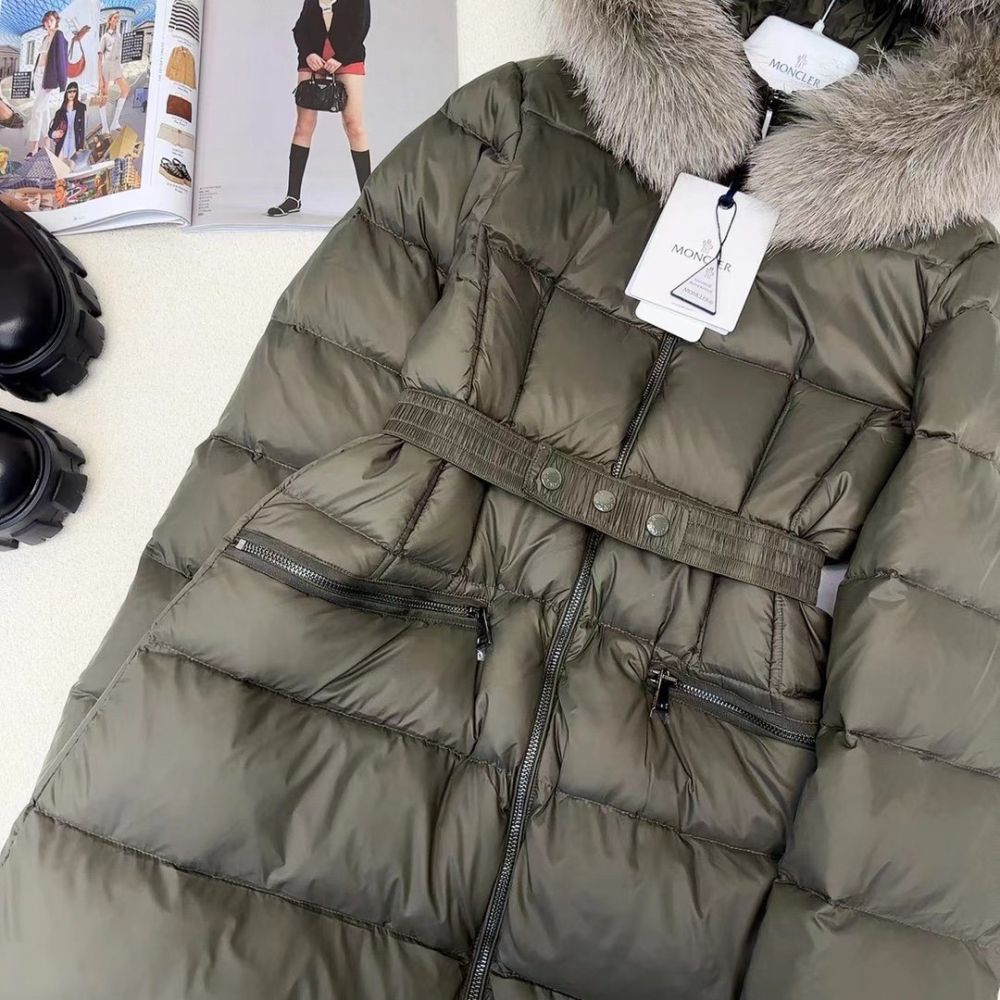 A long female Down jacket from hood of fur raccoon фото 4