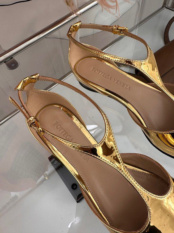 Classic sandals from sharp the toe, gold фото 7