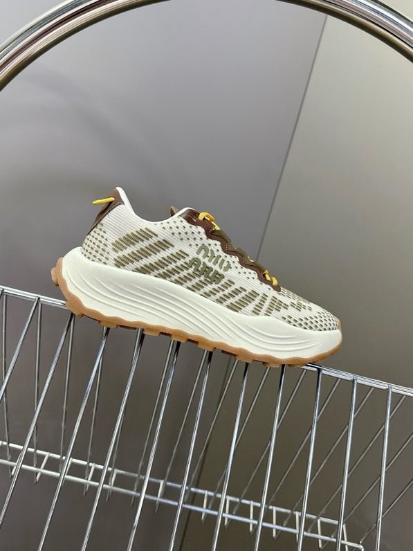 Кроссовки женские