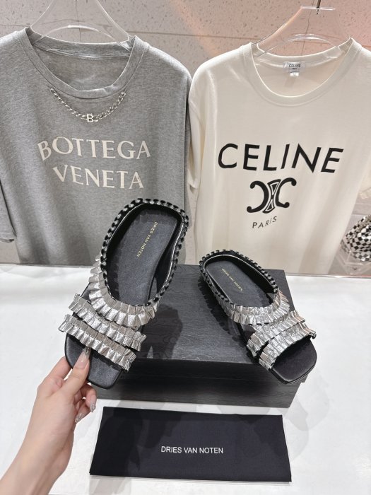 Шлепанцы фото 4