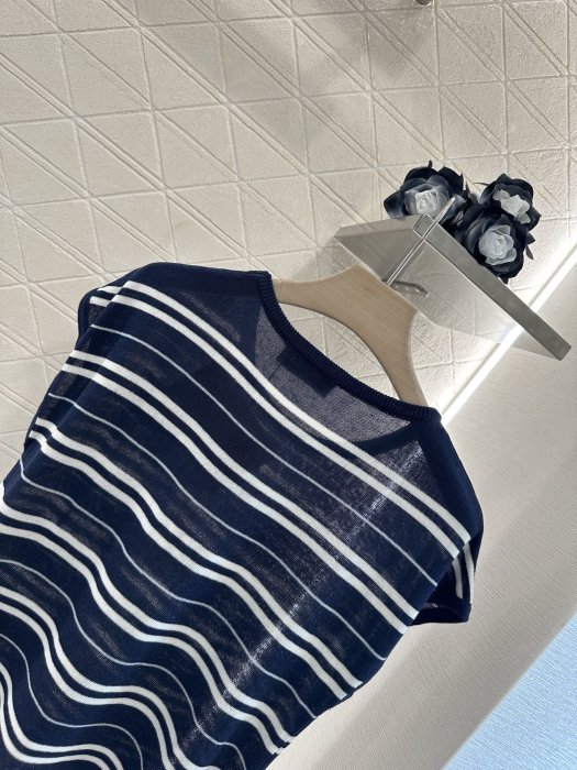 T-shirt women's фото 4