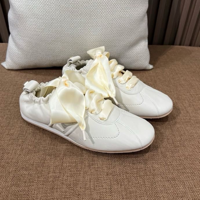 Кросівки жіночі