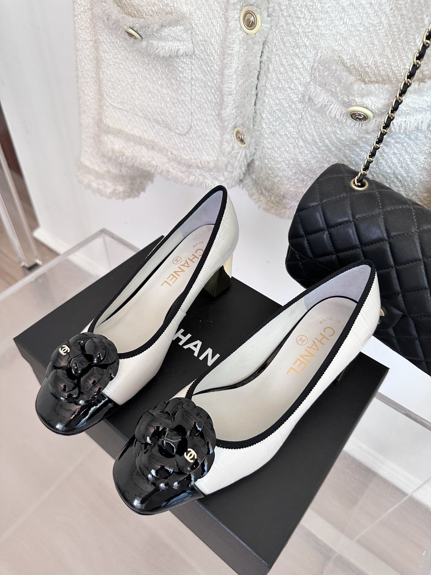 Shoes women's white leather on металическом heel фото 2