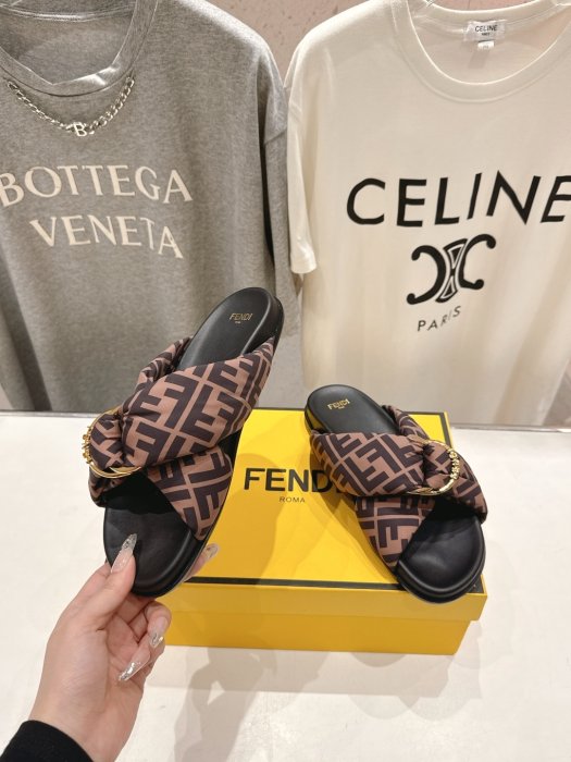 Шлепанцы женские фото 4