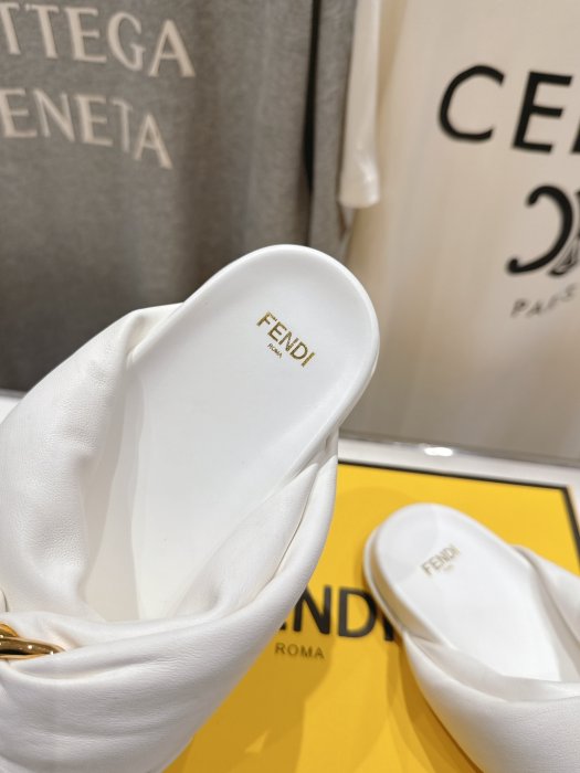 Шлепанцы женские фото 6