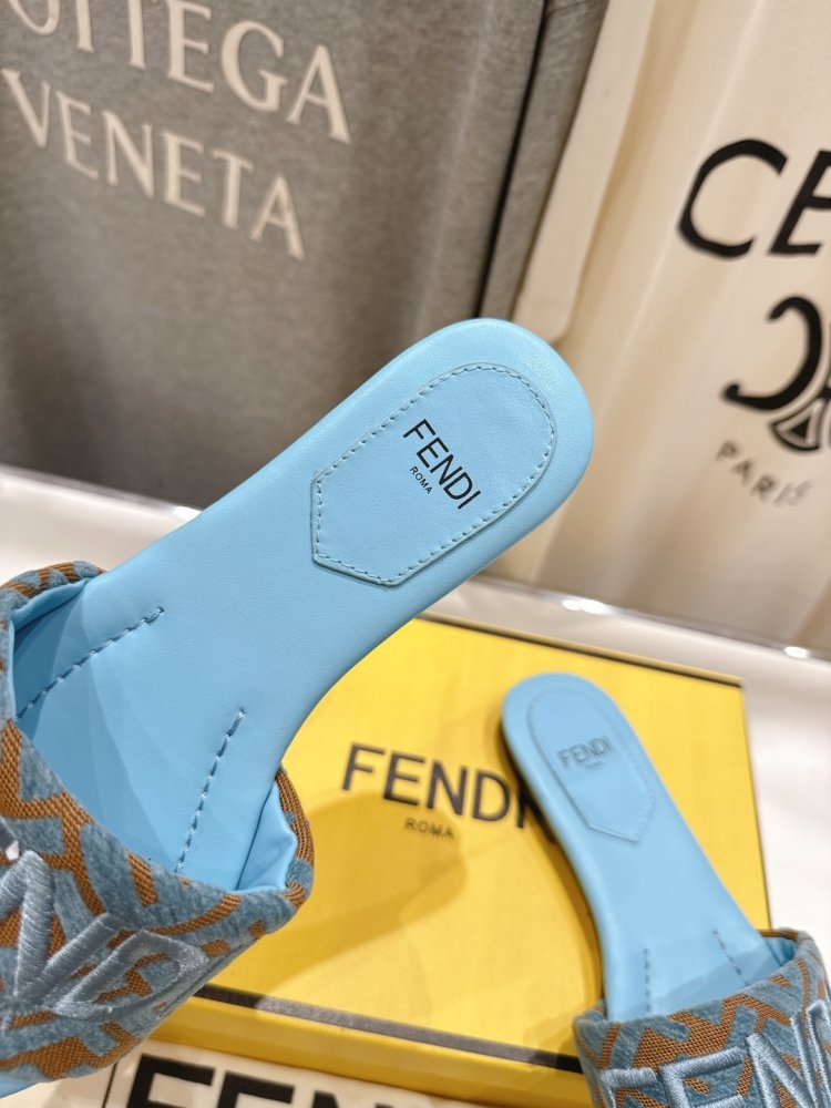 Шлепанцы женские фото 7