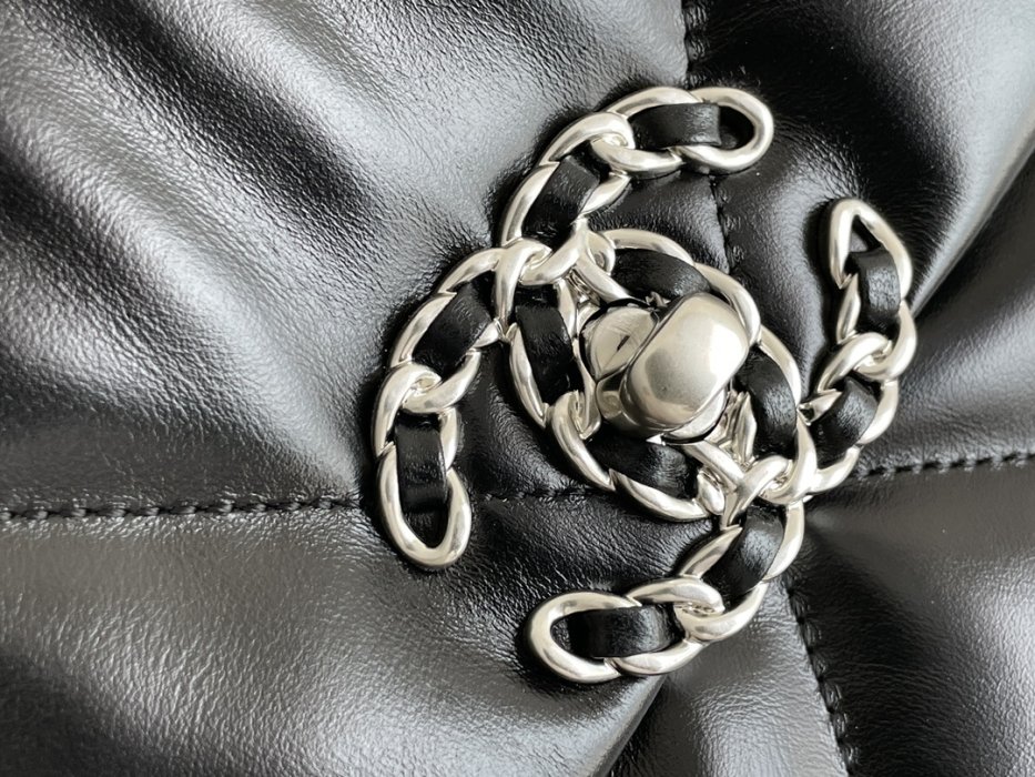 A bag Chanel 19 across shoulder from chain, black фото 5