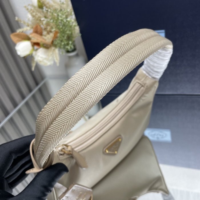 A bag women's Prada Nylon Hobo 23 cm фото 7