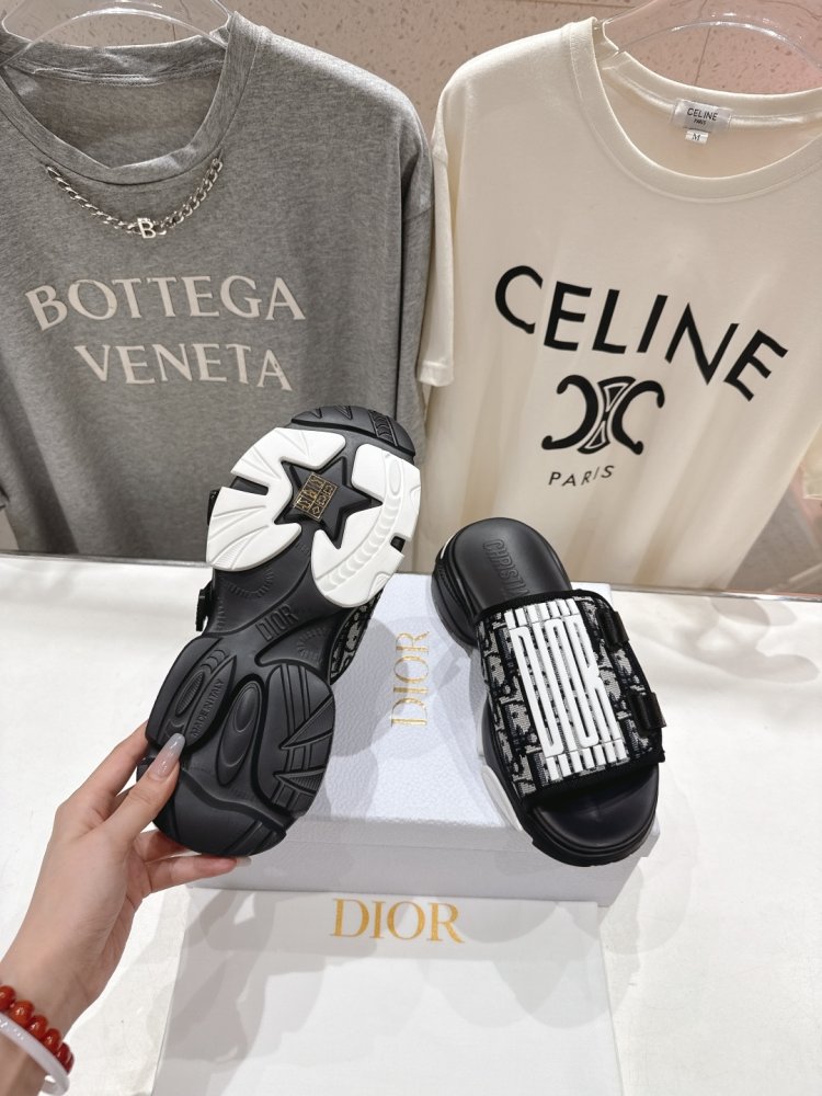 Шльопанці жіночі фото 9