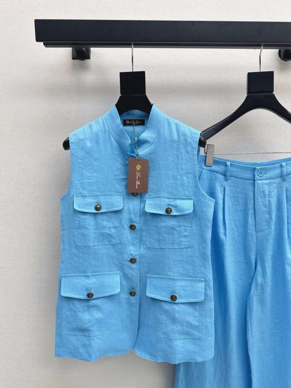 Elegant female costume фото 6