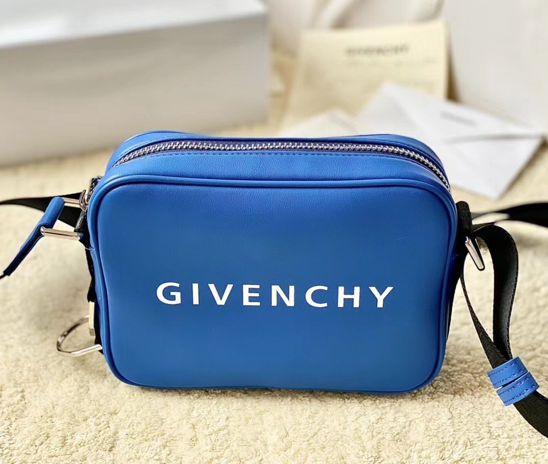 A bag Givenchy 16 cm