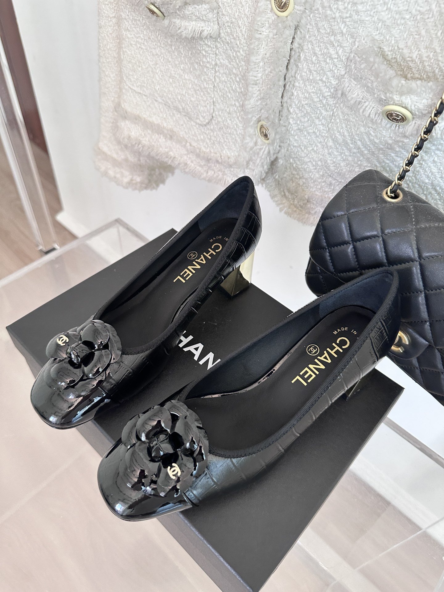 Shoes women's black leather on металическом heel фото 2