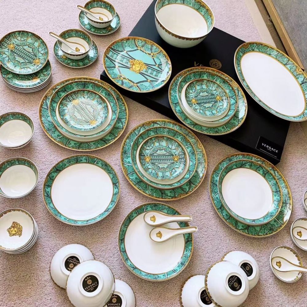 Набор фарфоровой посуды из 53 элементов, с использованием золота 18к фото 3