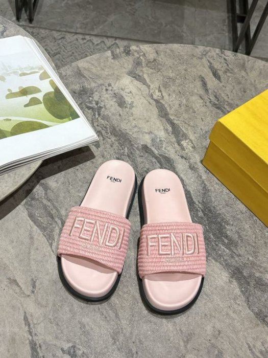 Шлепанцы женские фото 3