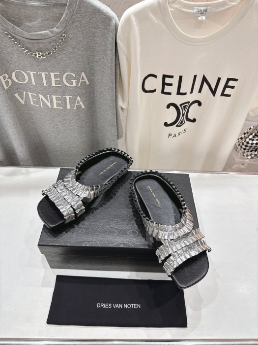 Шлепанцы фото 2