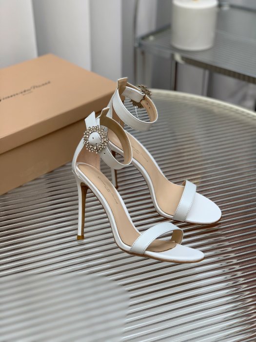 Босоножки фото 2