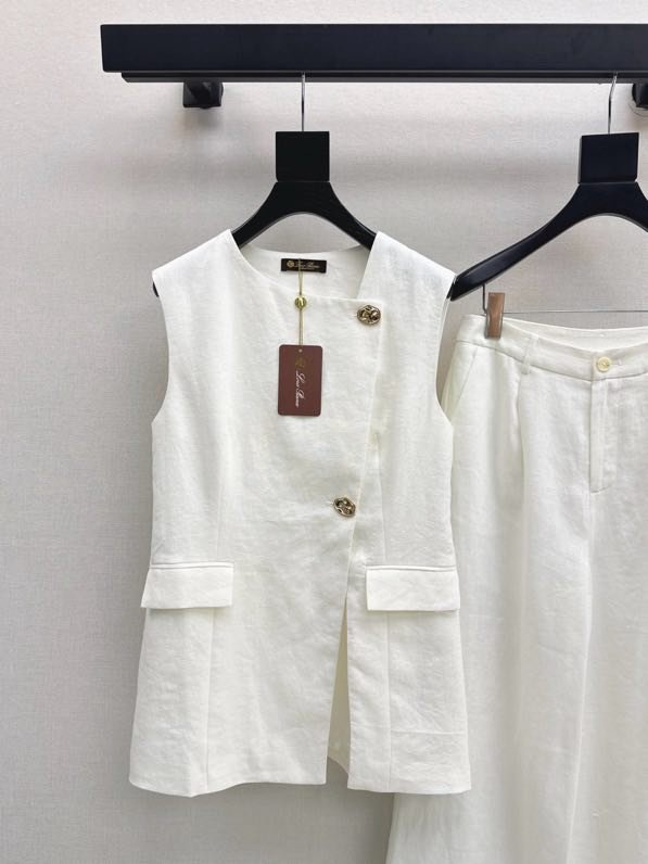 Елегантний жіночий костюм фото 4