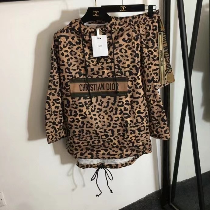 Costume female leopard style (blouse and shorts)