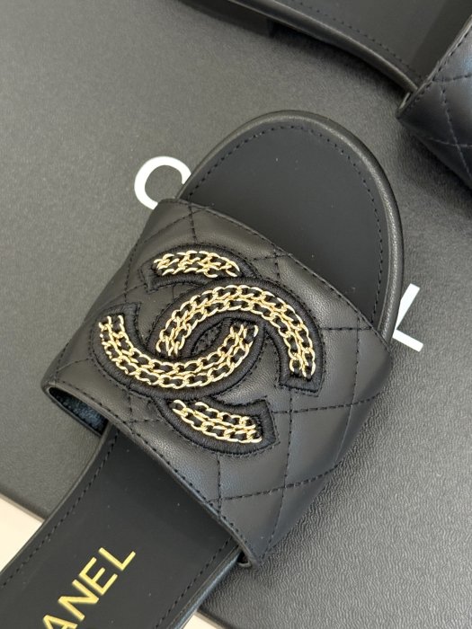 Шлепанцы женские фото 7