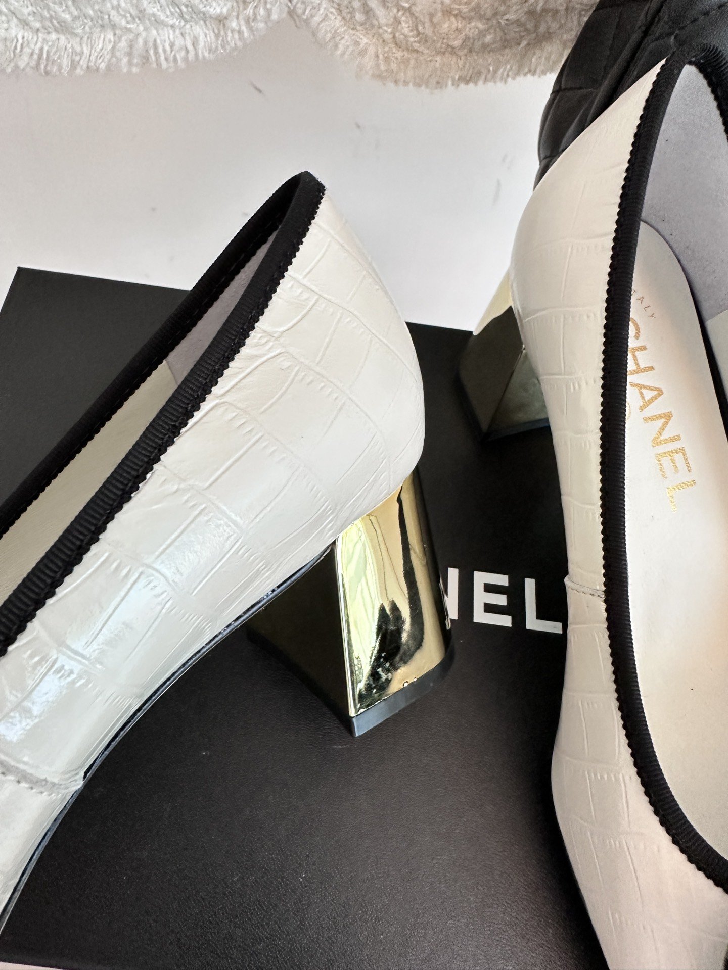 Shoes women's white leather on металическом heel фото 8