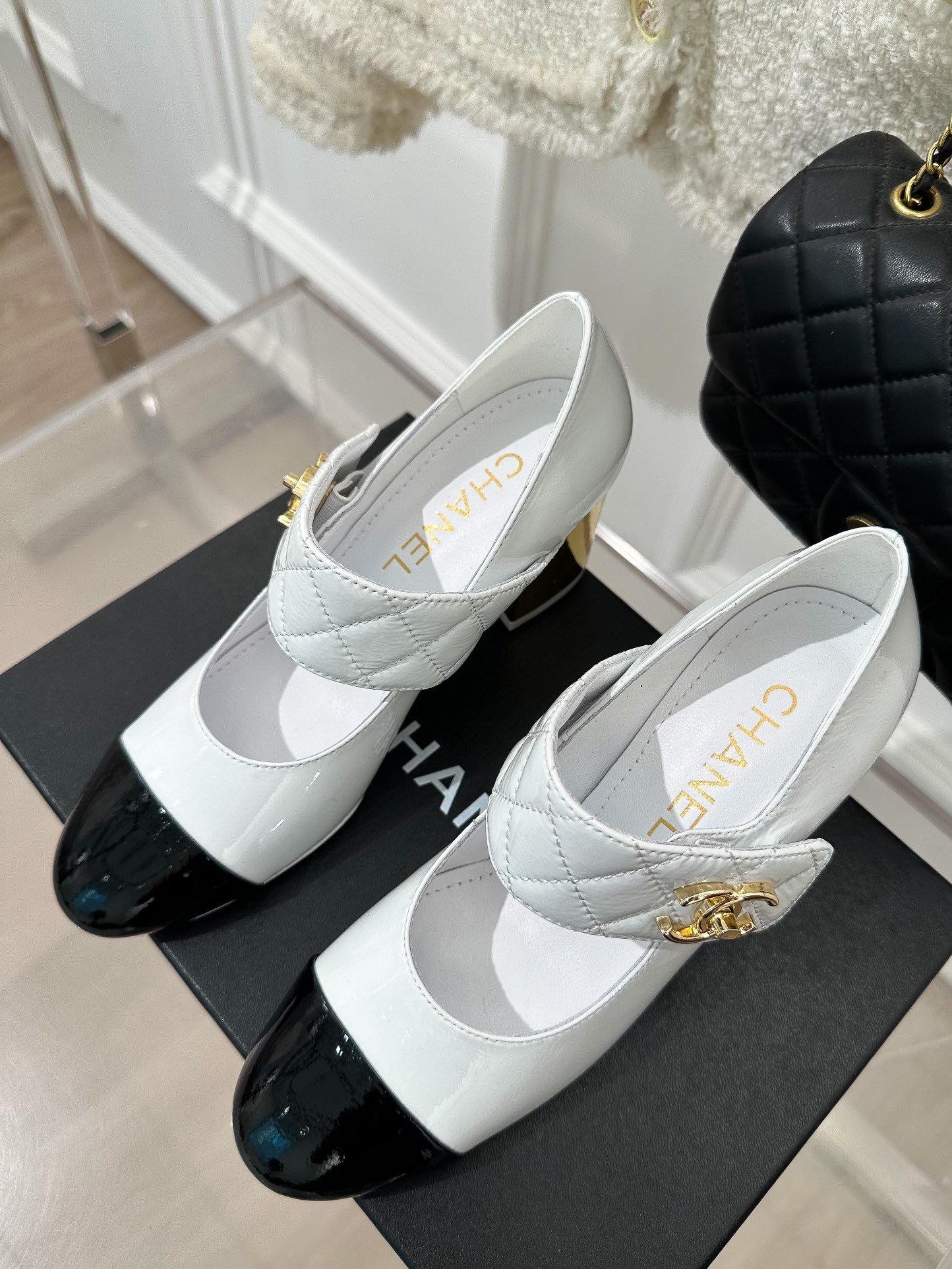Shoes women's white leather on металическом heel фото 4