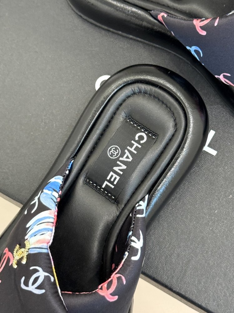 Шльопанці жіночі фото 8