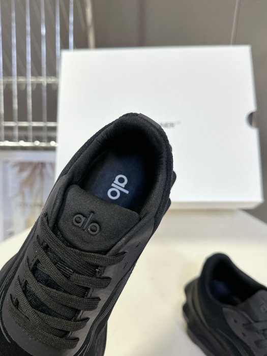 Кросівки жіночі фото 7