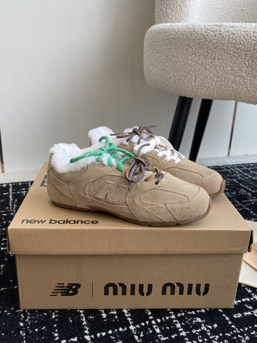 Sneakers on fur women's Miu Miu x New Balance 530 фото 3