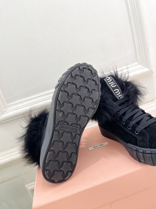 Sneakers women's on fur фото 9