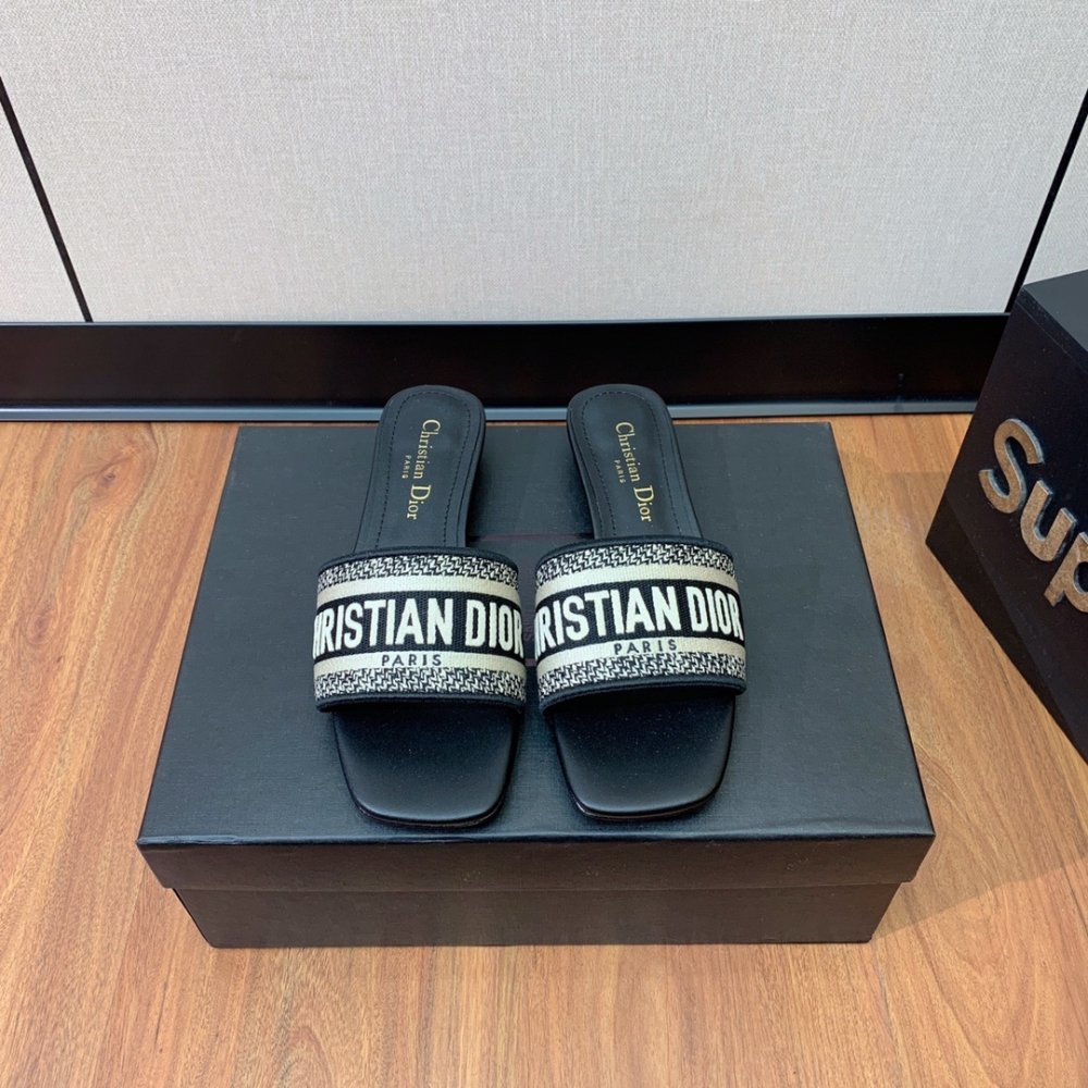 Шлепанцы женские фото 2