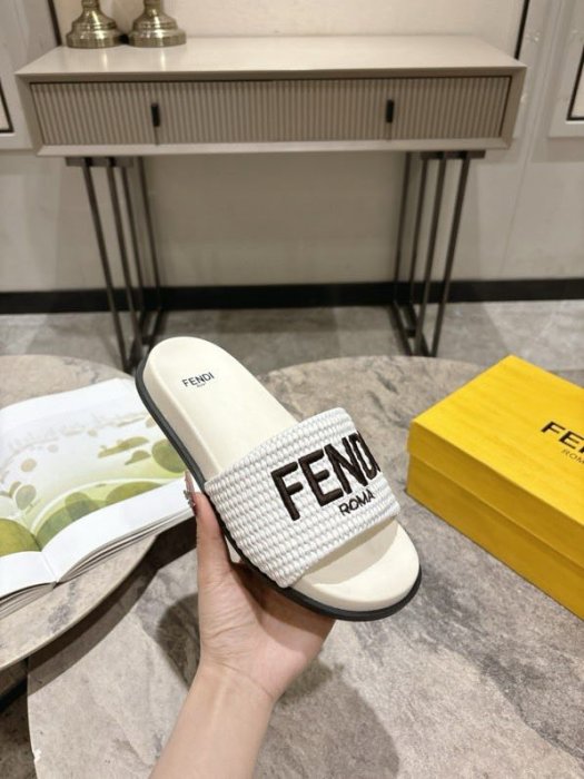 Шлепанцы женские фото 8