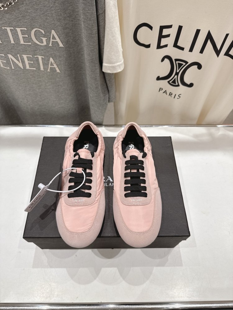 Кроссовки женские