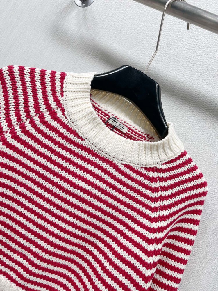 Knitted pullover at strip фото 3