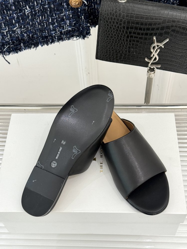 Шльопанці жіночі фото 9