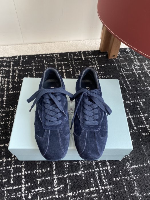 Кроссовки женские