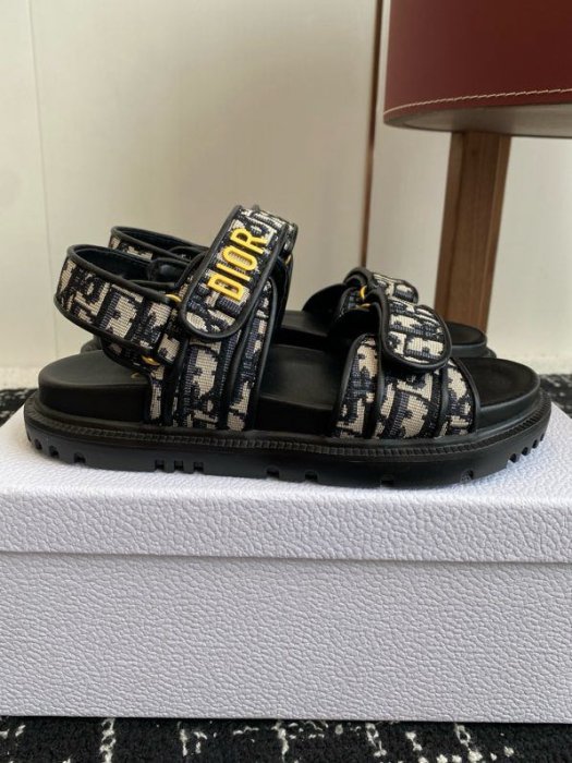 Сандалі жіночі